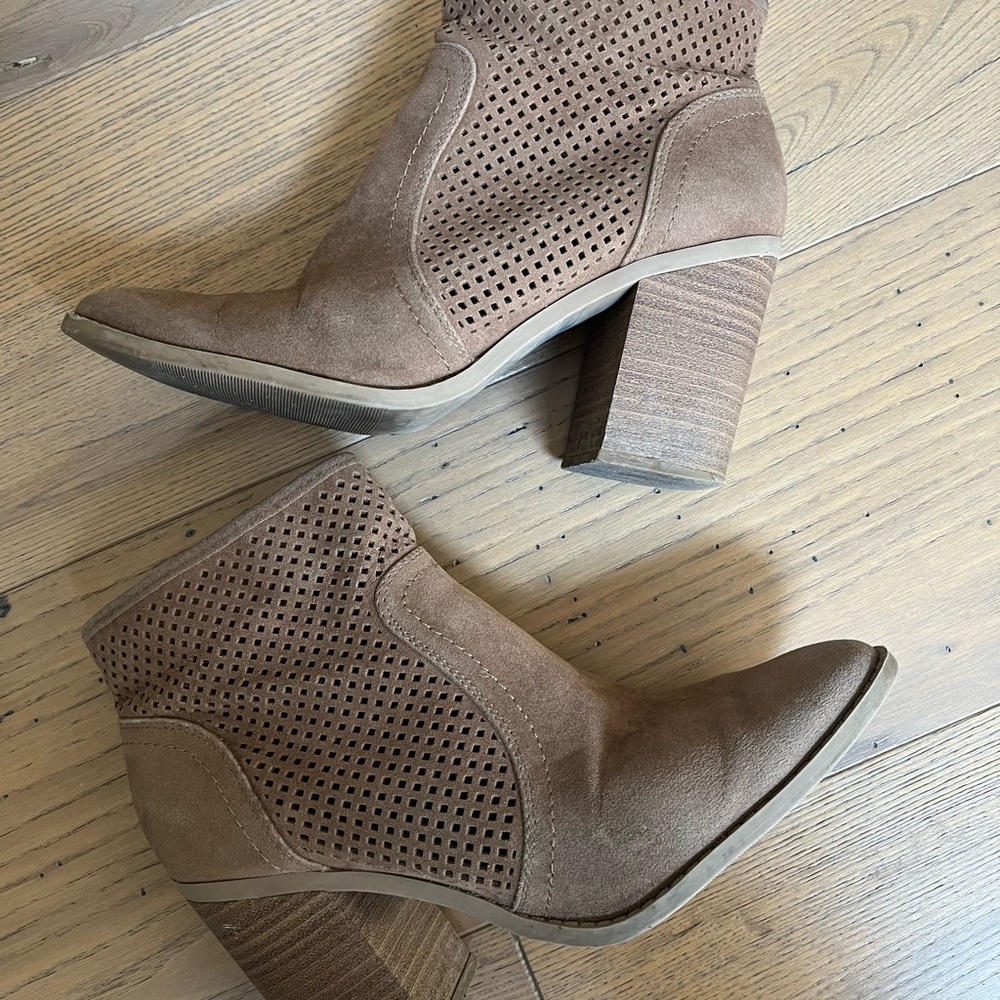 Universal Thread Women’s Charlee Microsuede Heeled Boots